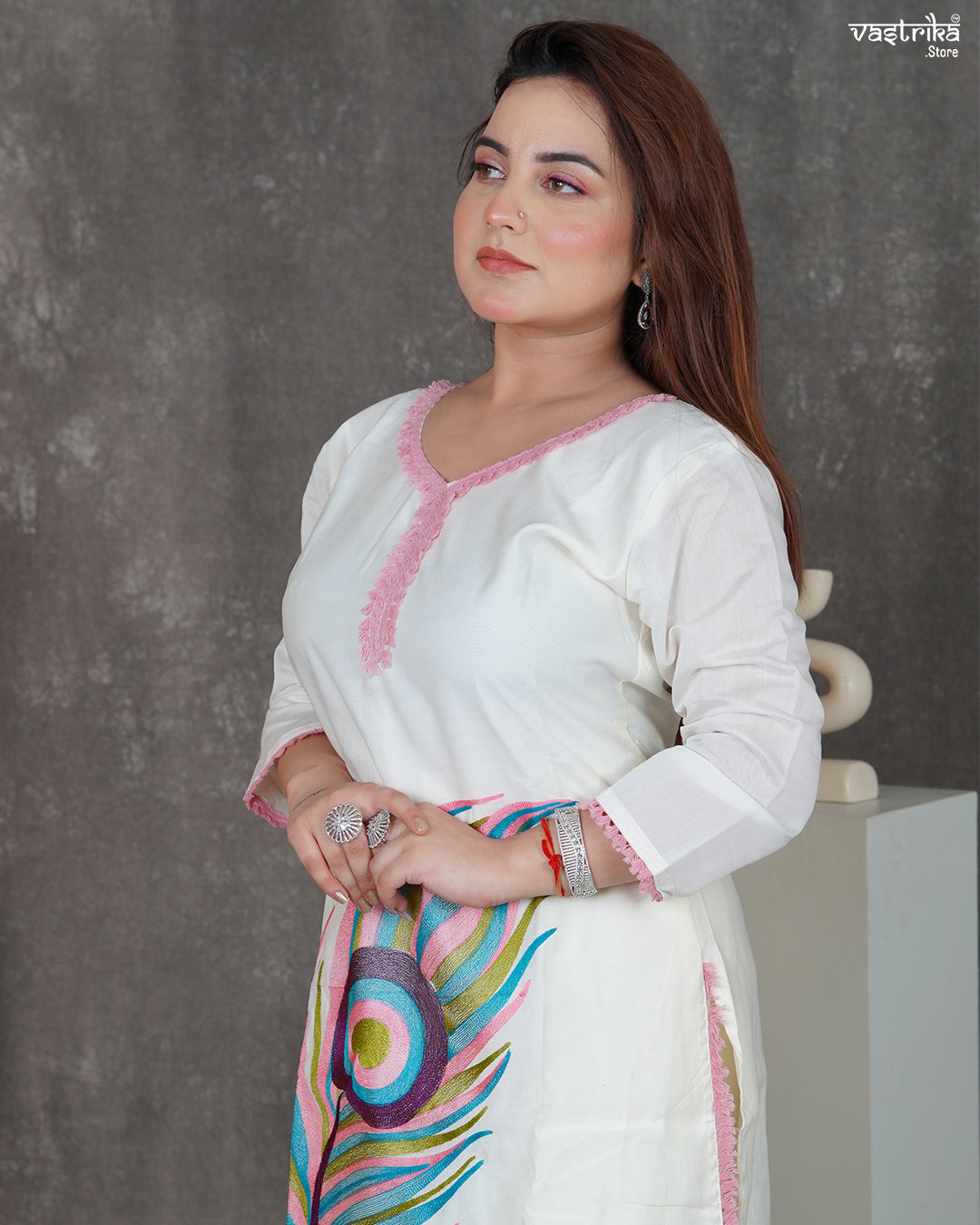 Elegant V-Neck Thread Work Kurti Set with Heavy Dupatta