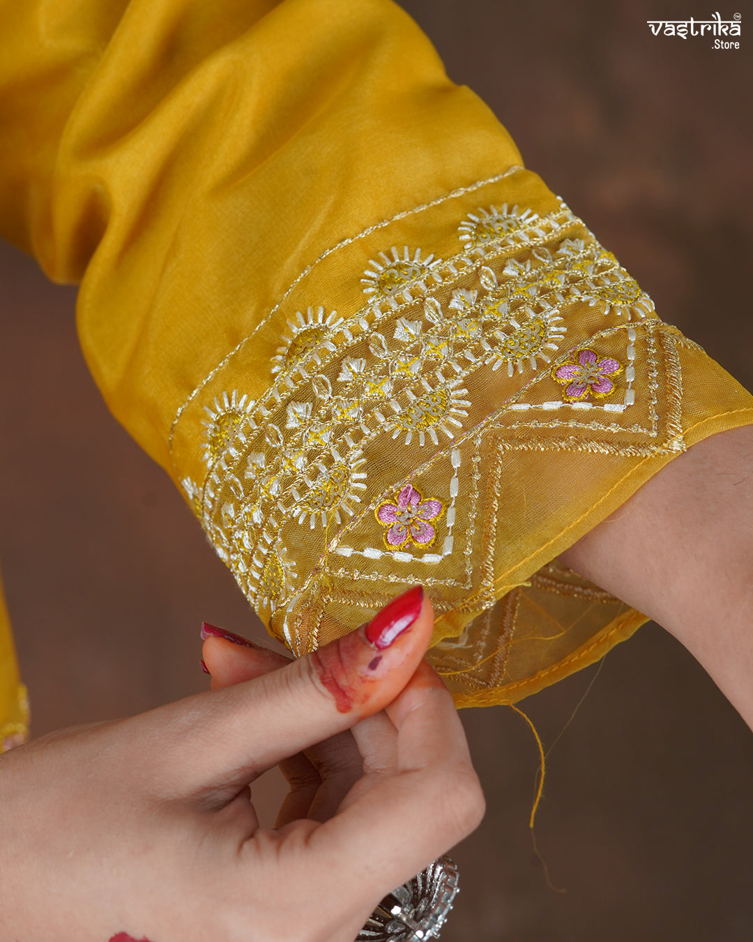 Zariya Handworked Jari Kurti Set with Lace Dupatta