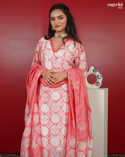 Printed Kurti Set with Lace Detailing & V-Neckline