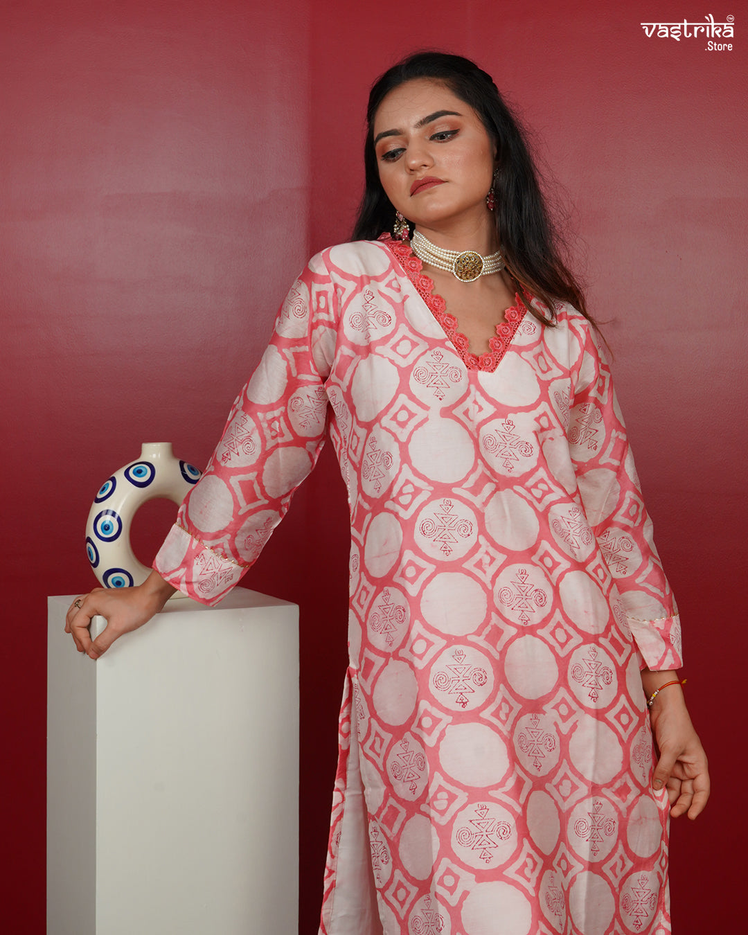 Printed Kurti Set with Lace Detailing & V-Neckline