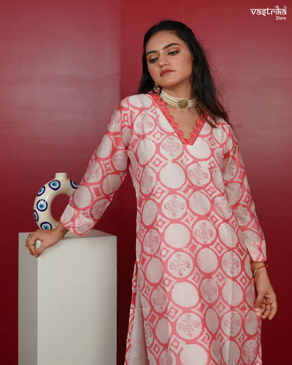 Printed Kurti Set with Lace Detailing & V-Neckline
