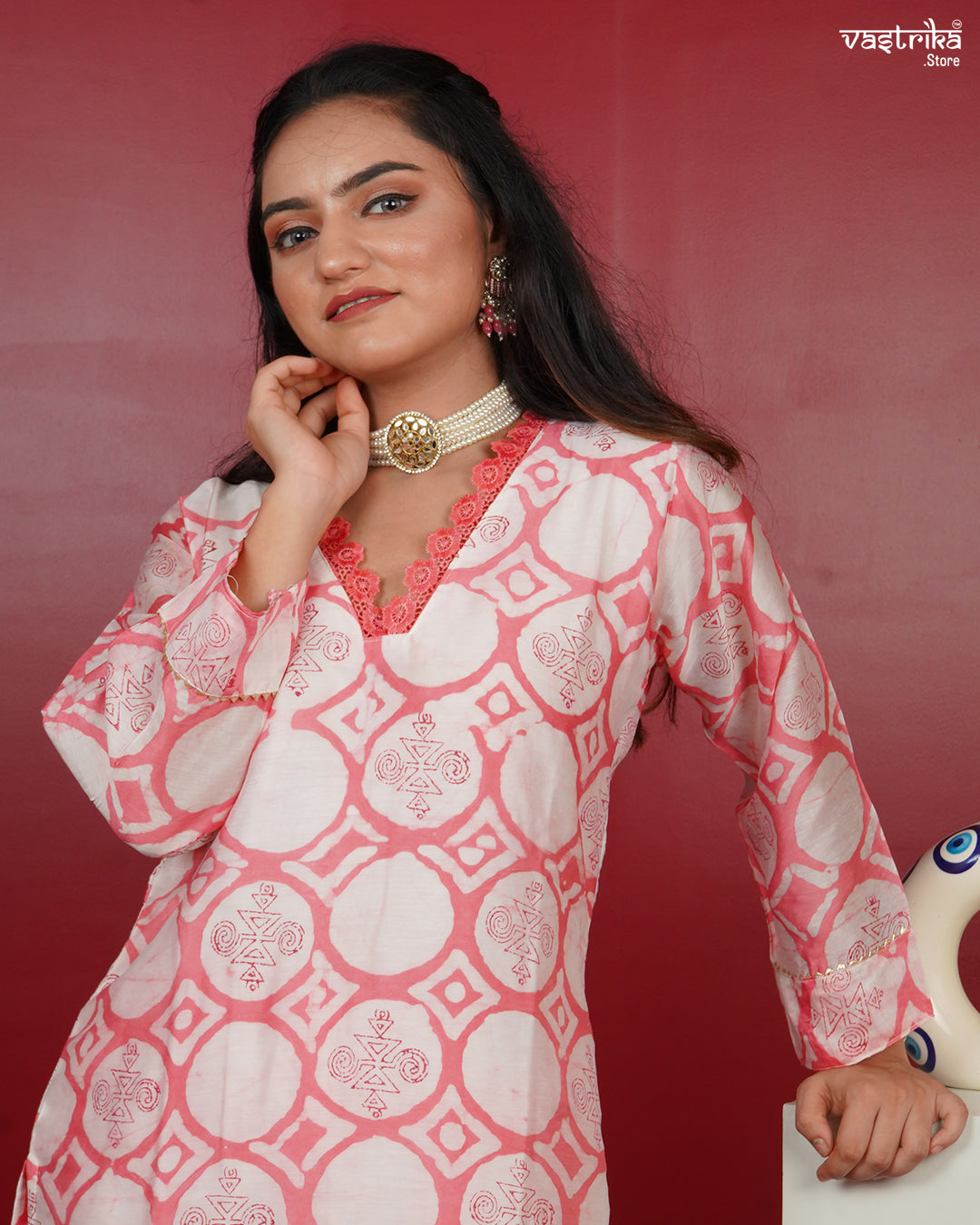 Printed Kurti Set with Lace Detailing & V-Neckline