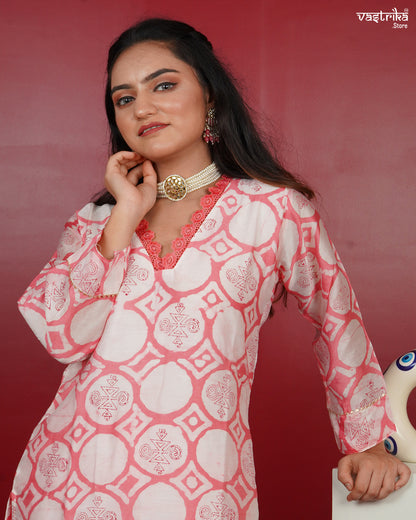 Printed Kurti Set with Lace Detailing & V-Neckline