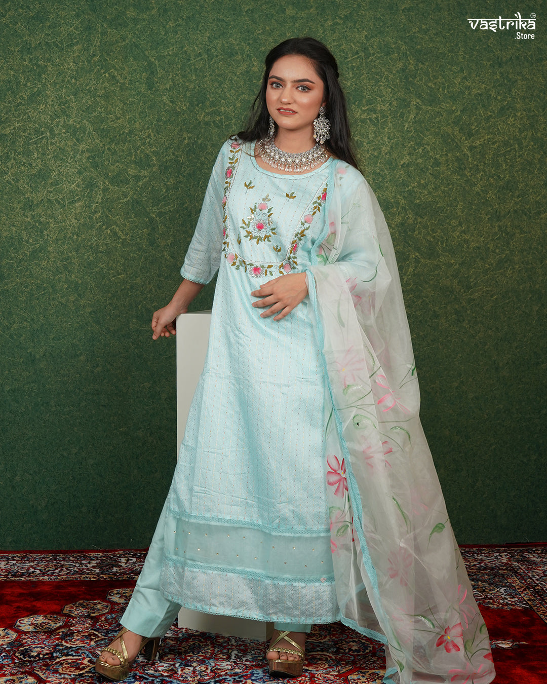 Elegant Thread-Embroidered Kurti Set with Organza Dupatta