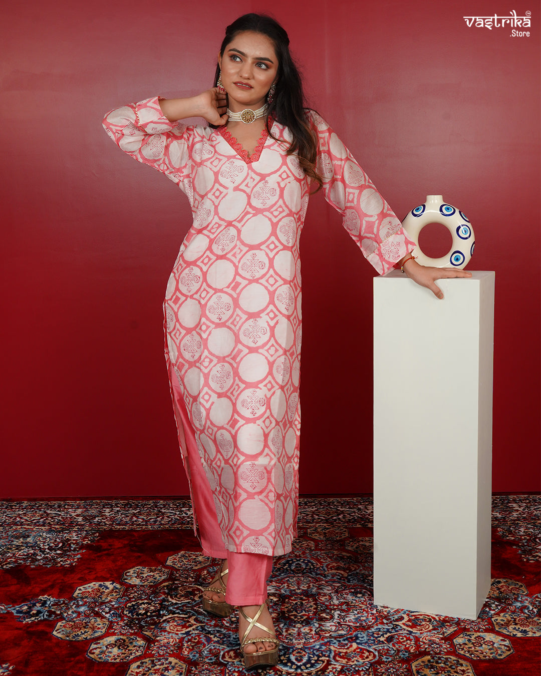 Printed Kurti Set with Lace Detailing & V-Neckline