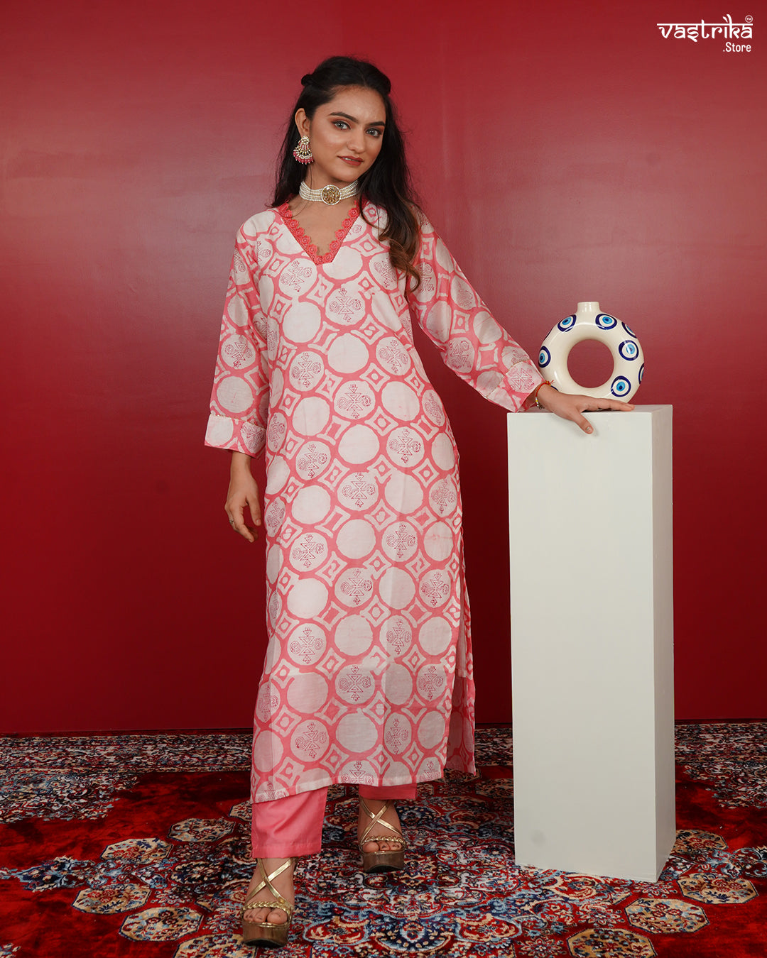 Printed Kurti Set with Lace Detailing & V-Neckline