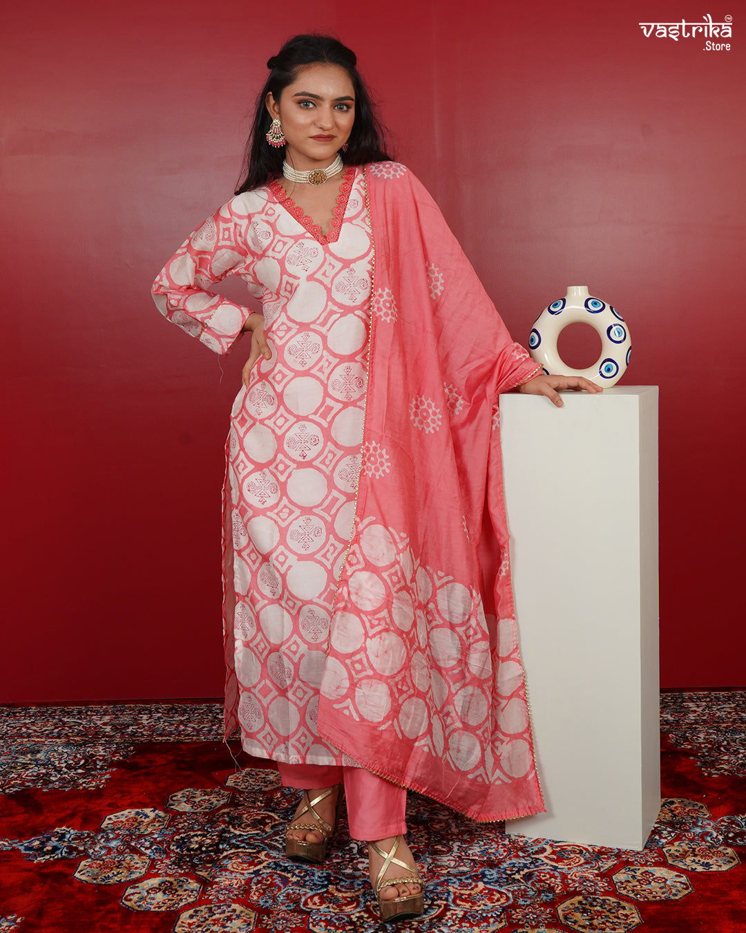 Printed Kurti Set with Lace Detailing & V-Neckline