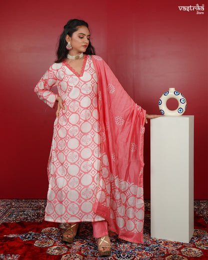 Printed Kurti Set with Lace Detailing & V-Neckline