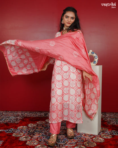 Printed Kurti Set with Lace Detailing & V-Neckline