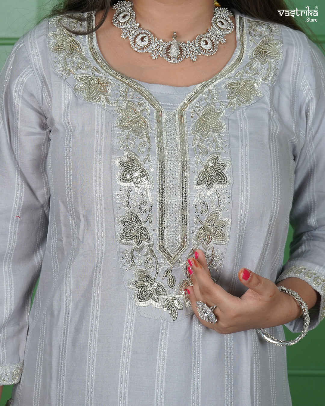Graceful Jari Thread Embroidered Kurti Set