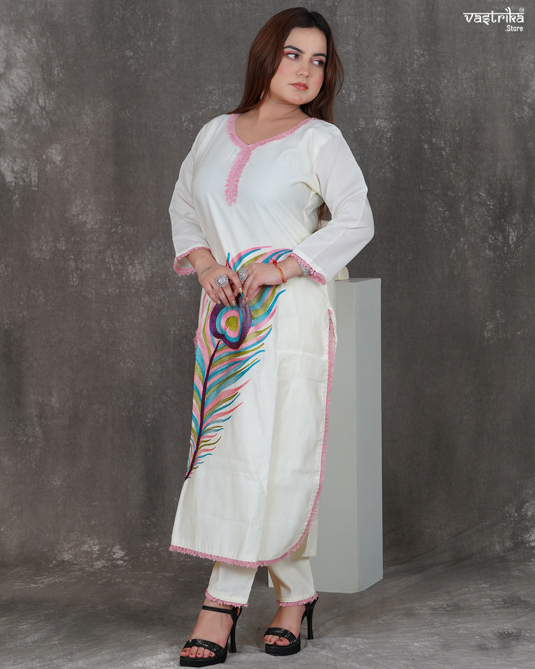 Elegant V-Neck Thread Work Kurti Set with Heavy Dupatta