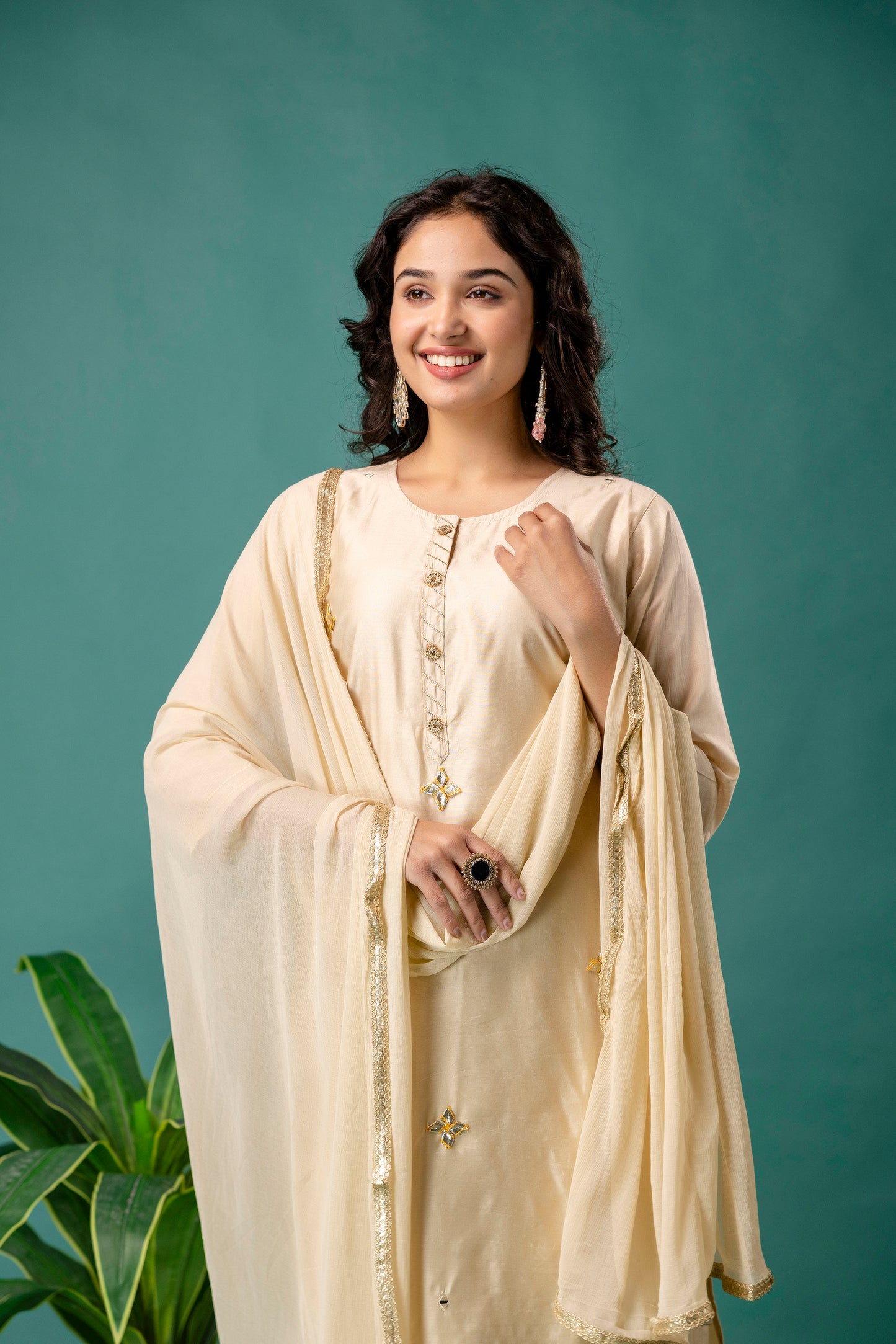Gotta Patti & Mirror Embellished Kurti with Solid Dupatta & Plain Trousers