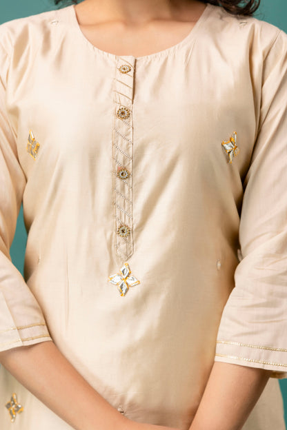 Gotta Patti & Mirror Embellished Kurti with Solid Dupatta & Plain Trousers