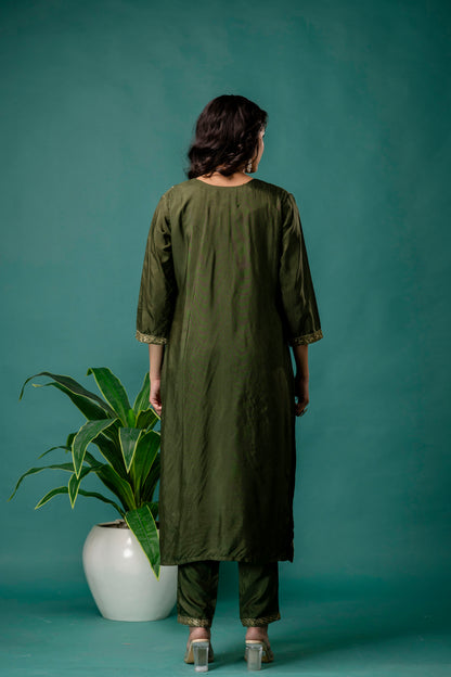 Banarasi Handworked Kurti with V-Neck, Shiffon Dupatta & Plain Trouser