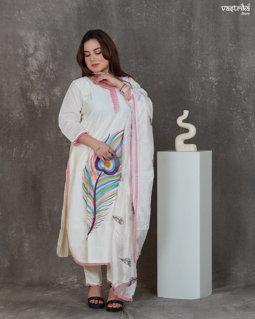 Elegant V-Neck Thread Work Kurti Set with Heavy Dupatta