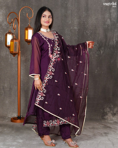 Jimmi Chuu Kurti Set with Resham & Thread Work