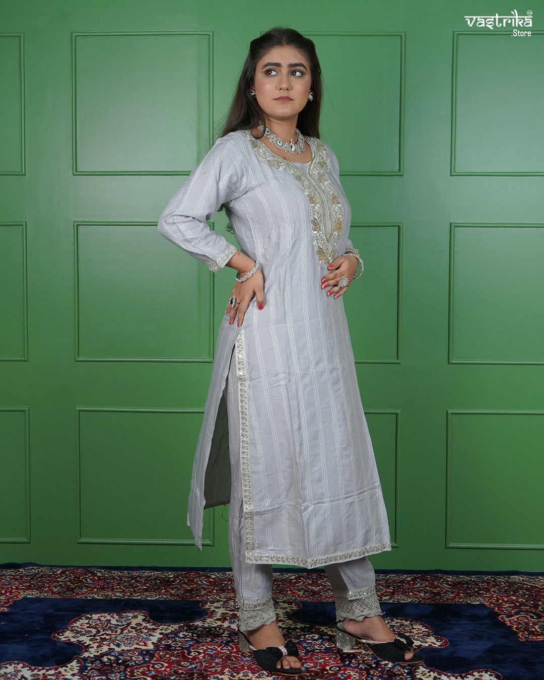 Graceful Jari Thread Embroidered Kurti Set