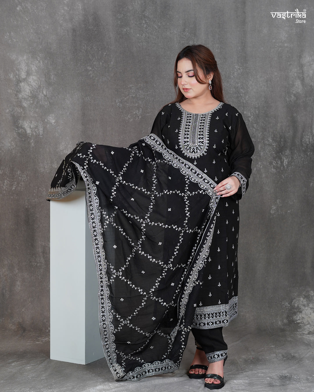 Round Neck Kurti Set with Full Jaal Dupatta & Ponchu Style Trouser